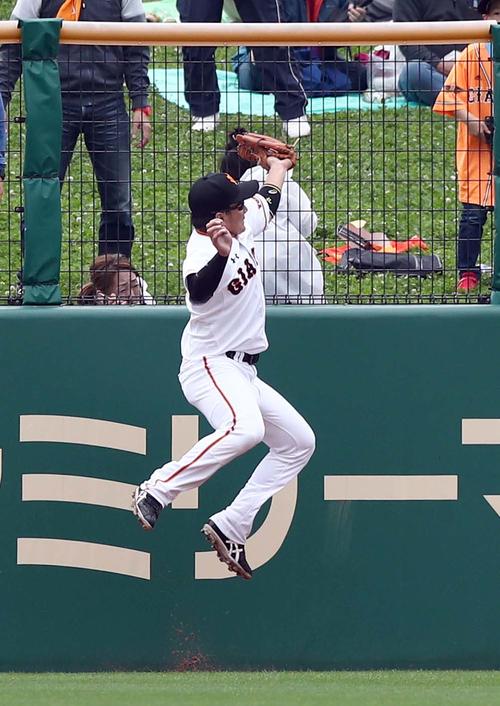 巨人対日本ハム　2回表日本ハム無死、清宮の打球をジャンピングキャッチする丸（撮影・黒川智章）