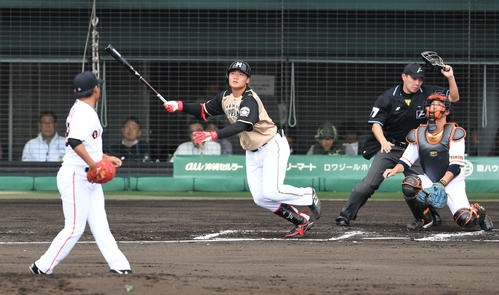 巨人対日本ハム　2回表日本ハム無死、清宮は大飛球を放つ。投手田口（撮影・山崎安昭）