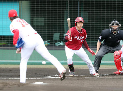 広島対楽天　1回表楽天1死、広島菊池涼の失策で出塁する辰己（撮影・前田充）
