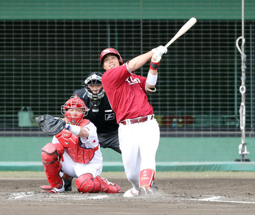 広島対楽天　7回表楽天1死、中越えソロ本塁打を放つ内田（撮影・前田充）
