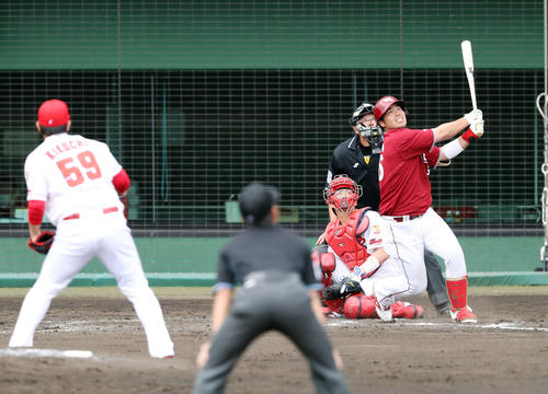 広島対楽天　9回表楽天2死一塁、左越え2点本塁打を放つ内田（撮影・前田充）