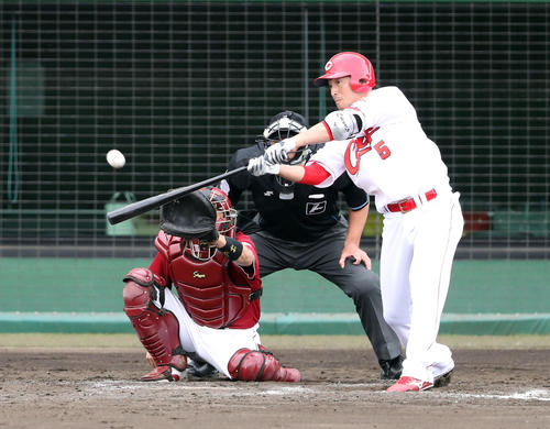 広島対楽天　9回裏広島1死、右飛に倒れる長野（撮影・前田充）