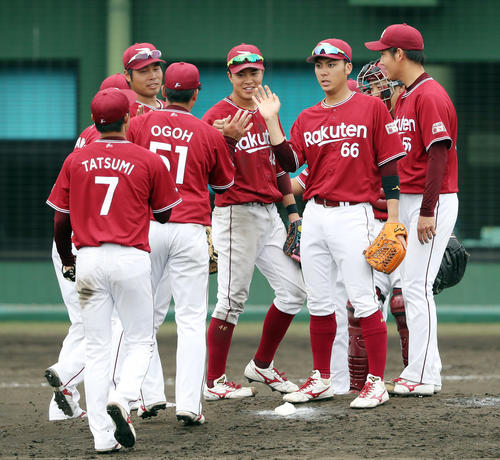 広島対楽天　広島に勝利し、マウンド上でタッチを交わす楽天ナイン（撮影・前田充）