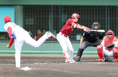 広島対楽天　3回表楽天2死、遊撃内野安打を放つ田中（撮影・前田充）