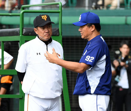 練習試合巨人対中日 試合前に話す巨人原監督(左)と中日与田監督(撮影・前岡正明)
