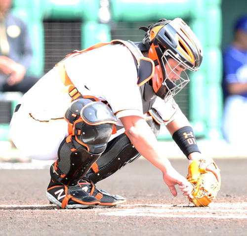 巨人対中日 試合前、ベースの前に文字を書く巨人阿部(撮影・垰建太)