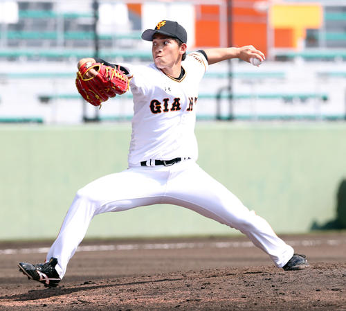 巨人対中日 4回、巨人2番手で登板し力投する高橋(撮影・垰建太)