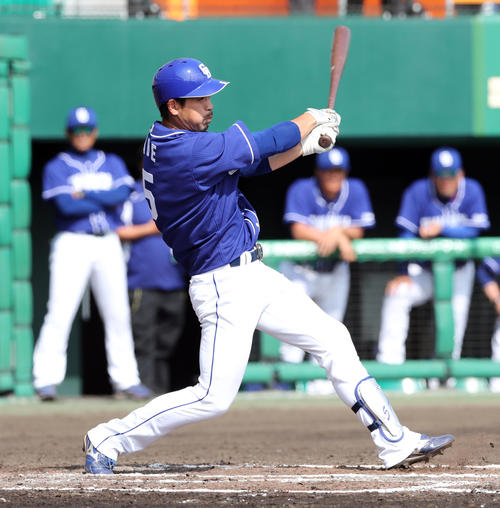 巨人対中日 7回表中日無死一塁、阿部は右中間に適時三塁打を放つ(撮影・垰建太)