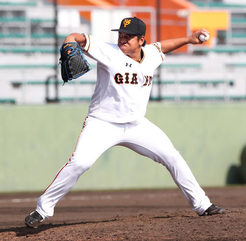 8回、力投する巨人4番手戸根(撮影・垰建太)