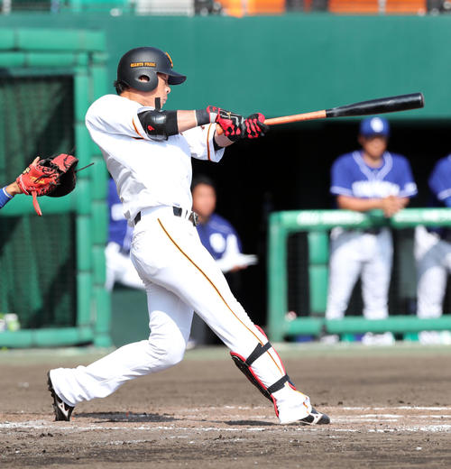 8回裏巨人1死一、三塁、同点の左前適時打を放つ亀井(撮影・垰建太)
