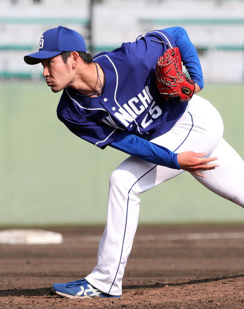 9回、力投する中日5番手佐藤(撮影・垰建太)
