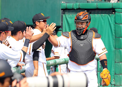 巨人対中日 1回を3者凡退に終えベンチでナインとタッチを交わす巨人阿部(撮影・垰建太)
