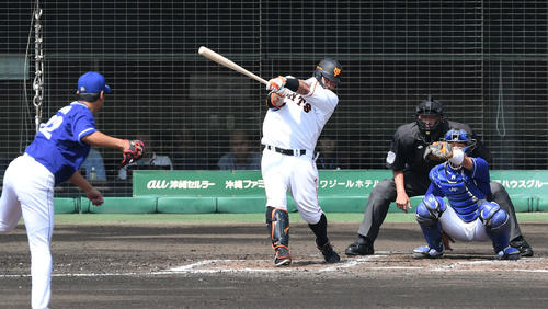 巨人対中日 2回裏巨人2死、阿部は左前打を放つ。投手大野雄(撮影・山崎安昭)