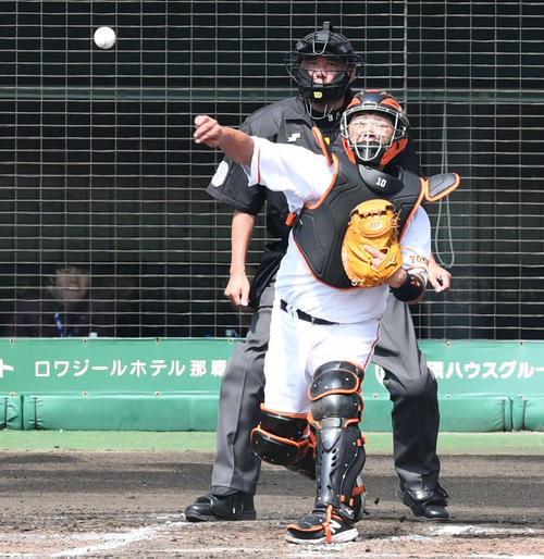 巨人対中日 二塁へ送球する阿部(撮影・山崎安昭)