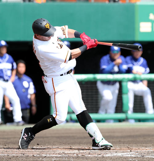 巨人対中日 3回裏巨人1死一、二塁、左中間に逆転3点本塁打を放つゲレーロ(撮影・垰建太)