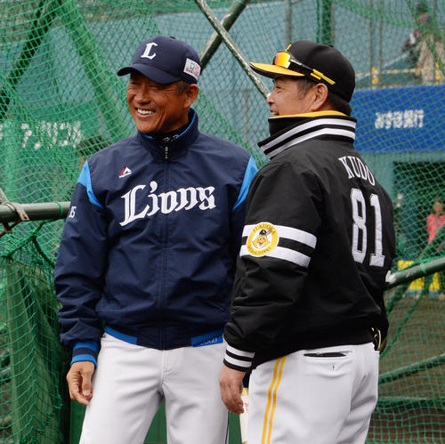 ソフトバンク対西武 辻発彦監督(左)と談笑する工藤公康監督(撮影・今浪浩三)