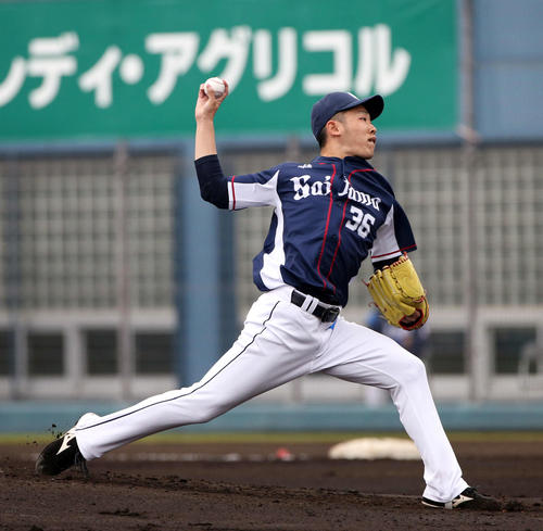 練習試合 先発する伊藤翔(撮影・栗木一考)