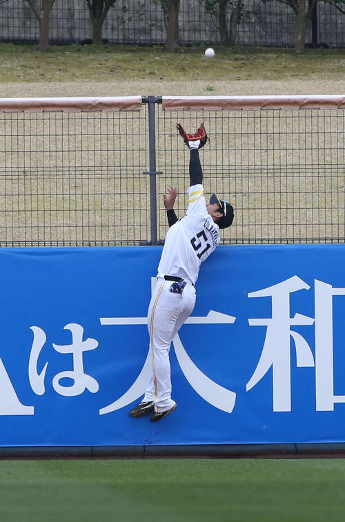 2回表西武1死一、二塁、山川穂高の打球を好捕する上林誠知(撮影・栗木一考)