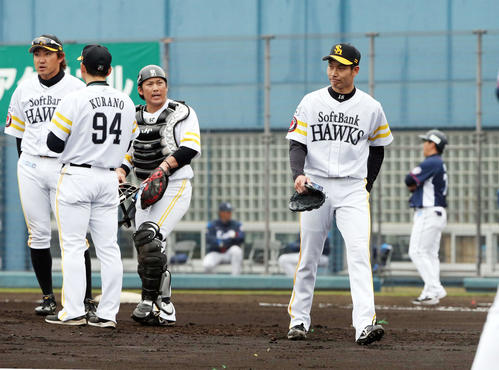 3回途中5失点で降板する武田翔太(右)(撮影・栗木一考)