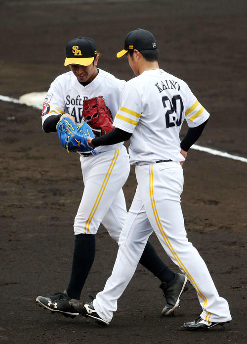 対外実戦に初登板した甲斐野央は西田哲朗(左)から記念球を受け取る(撮影・栗木一考)