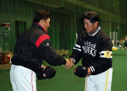 ソフトバンク対ロッテ 握手を交わすロッテ井口監督とソフトバンク工藤監督(撮影・栗木一考)