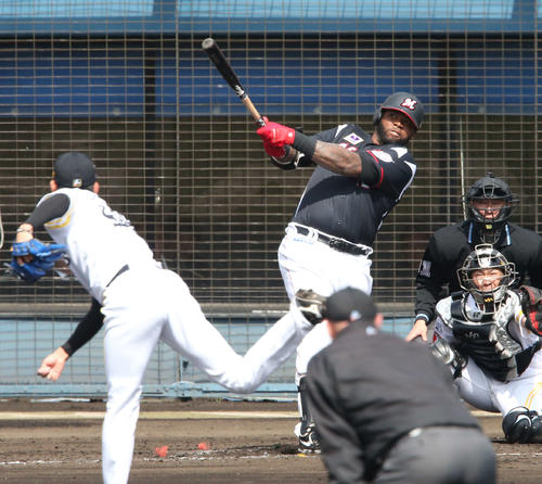 ソフトバンク対ロッテ 4回表ロッテ無死一、三塁、バルガスは右へ先制適時打を放つ。投手板東(撮影・栗木一考)