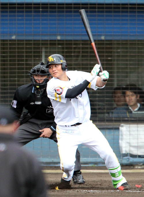 ソフトバンク対ロッテ 5回裏ソフトバンク2死、美間は右前打を放つ(撮影・栗木一考)