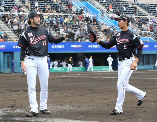 ソフトバンク対ロッテ 3回裏を終え、好守を見せた藤原(右)は石川とグラブタッチする(撮影・河野匠)