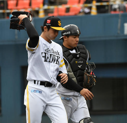 ソフトバンク対ロッテ 8回からマウンドに上がった高橋は鈴木にソロ本塁打を浴び1失点、捕手の谷川原とベンチに戻る(撮影・今浪浩三)