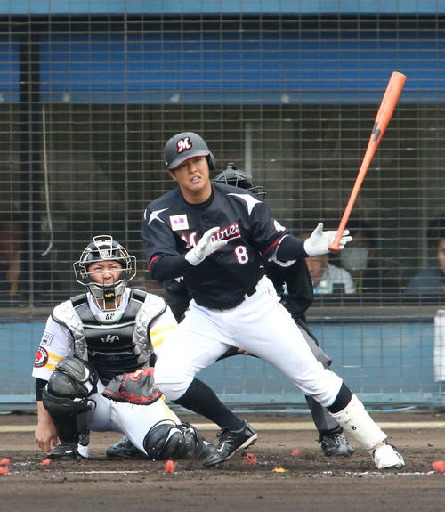 ソフトバンク対ロッテ 4回表ロッテ無死、中村は左前打を放つ(撮影・栗木一考)