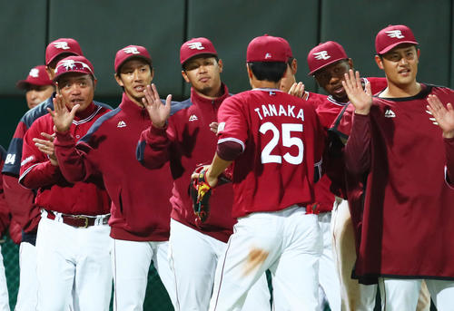 ラミゴ対楽天 ラミゴに勝利しナインをタッチで迎える楽天の岸(左から2人目)、浅村(同3人目)ら(撮影・足立雅史)