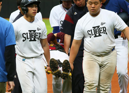足を痛め担架で運ばれる楽天田中(撮影・足立雅史)