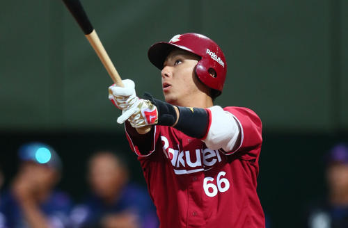 9回表楽天無死一、二塁、左越え3点本塁打を放つ村林(撮影・足立雅史)