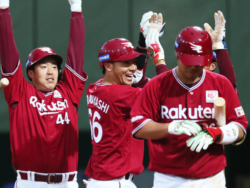左越え3点本塁打を放ち笑顔を見せる村林(中央)(撮影・足立雅史)