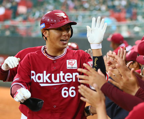 3点本塁打を放ちタッチで迎えられる村林(撮影・足立雅史)
