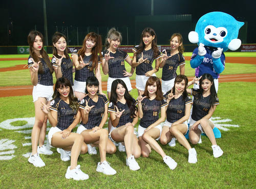 試合後、記念撮影するラミゴのチアチームラミガールズ。後列右端はマスコットの猿氣小子(撮影・足立雅史)