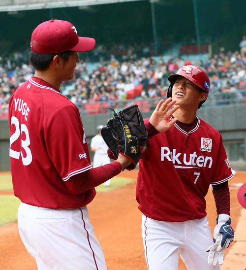 3回表楽天1死三塁、浅村の右前適時打で生還した辰己(右)は先発の弓削とタッチを交わす(撮影・足立雅史)