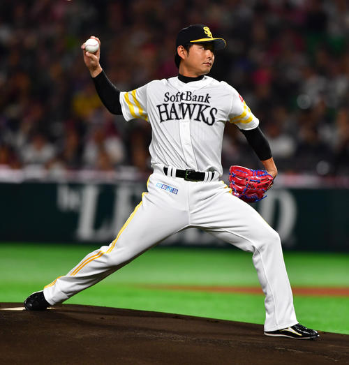 試合前セレモニーで最後の1球を投じる摂津正（撮影・清水貴仁）