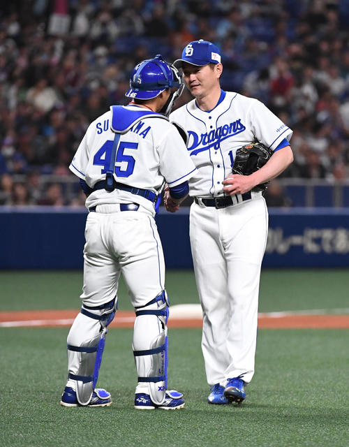 引退試合の登板を終え杉山（左）と握手をする岩瀬（撮影・前岡正明）