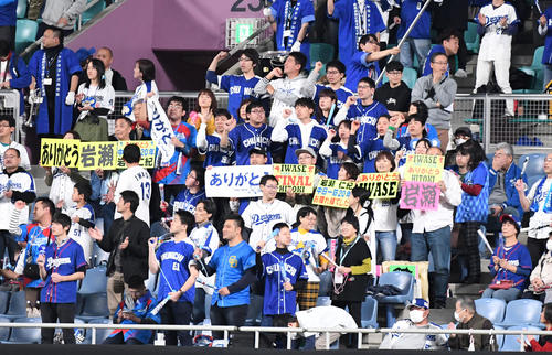 中日対ロッテ　引退試合の岩瀬に声援を送るファン（撮影・前岡正明）