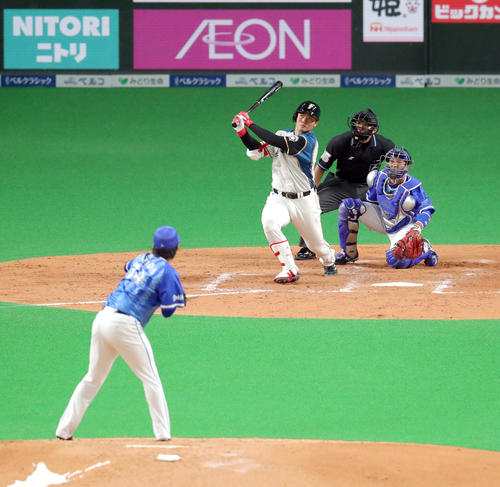 日本ハム対DeNA　4回裏日本ハム1死二塁、右越え2点本塁打を放つ清宮。投手はDeNA石田（撮影・佐藤翔太）