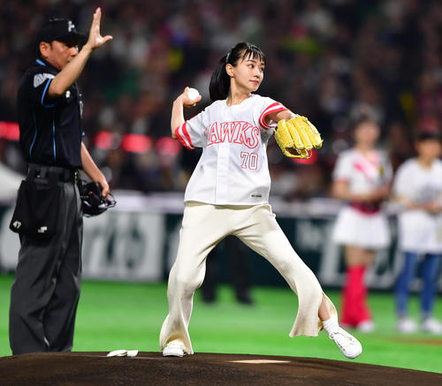 ソフトバンク対阪神　始球式を行う奈緒（撮影・清水貴仁）