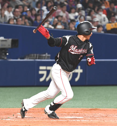 中日対ロッテ　5回表ロッテ1死、藤原は中前打を放つ（撮影・前岡正明）