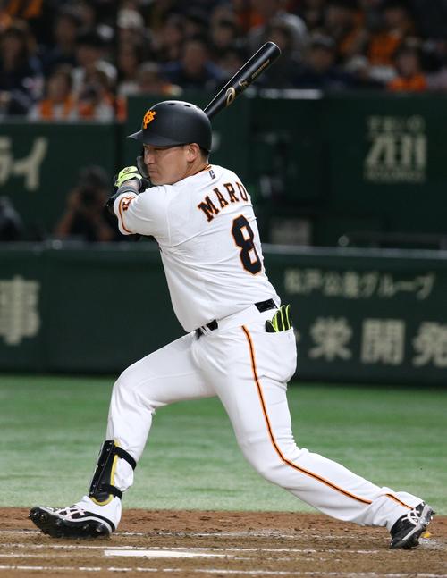 巨人対ヤクルト　3回裏巨人1死一塁、先制適時二塁打を放つ丸（撮影・中島郁夫）