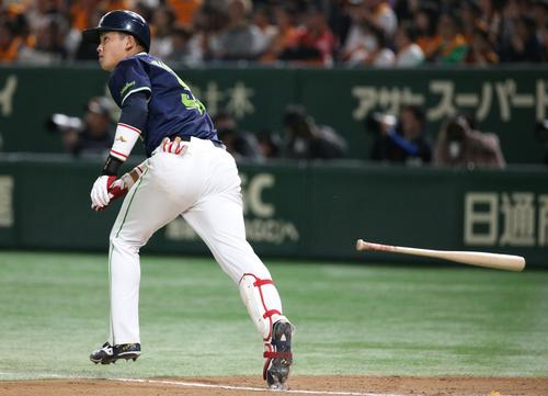 巨人対ヤクルト　7回表ヤクルト2死二塁、2点本塁打を放つ村上（撮影・中島郁夫）