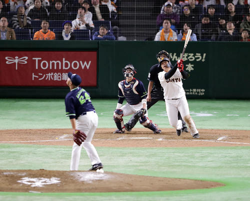 巨人対ヤクルト　9回裏巨人1死一塁、岡本は左翼にサヨナラ2点本塁打を放つ。投手風張（撮影・浅見桂子）
