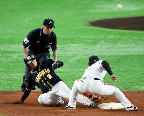ソフトバンク対阪神　3回表阪神2死一塁、打者鳥谷敬の時、近本光司は二盗。野手今宮健太（撮影・栗木一考）