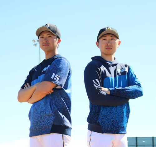 開幕投手を任された日本ハム上沢（左）と開幕2戦目を任された金子（2019年2月12日）