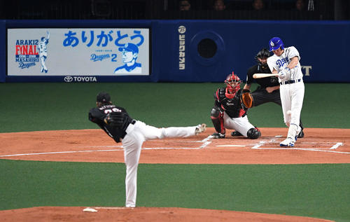 中日対ロッテ　1回裏中日1死、三ゴロに倒れる荒木。投手有吉（撮影・鈴木みどり）
