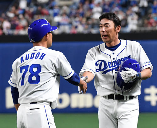 中日対ロッテ　1回裏中日1死、引退試合で三塁ゴロに倒れた荒木（右）は工藤コーチと握手（撮影・前岡正明）